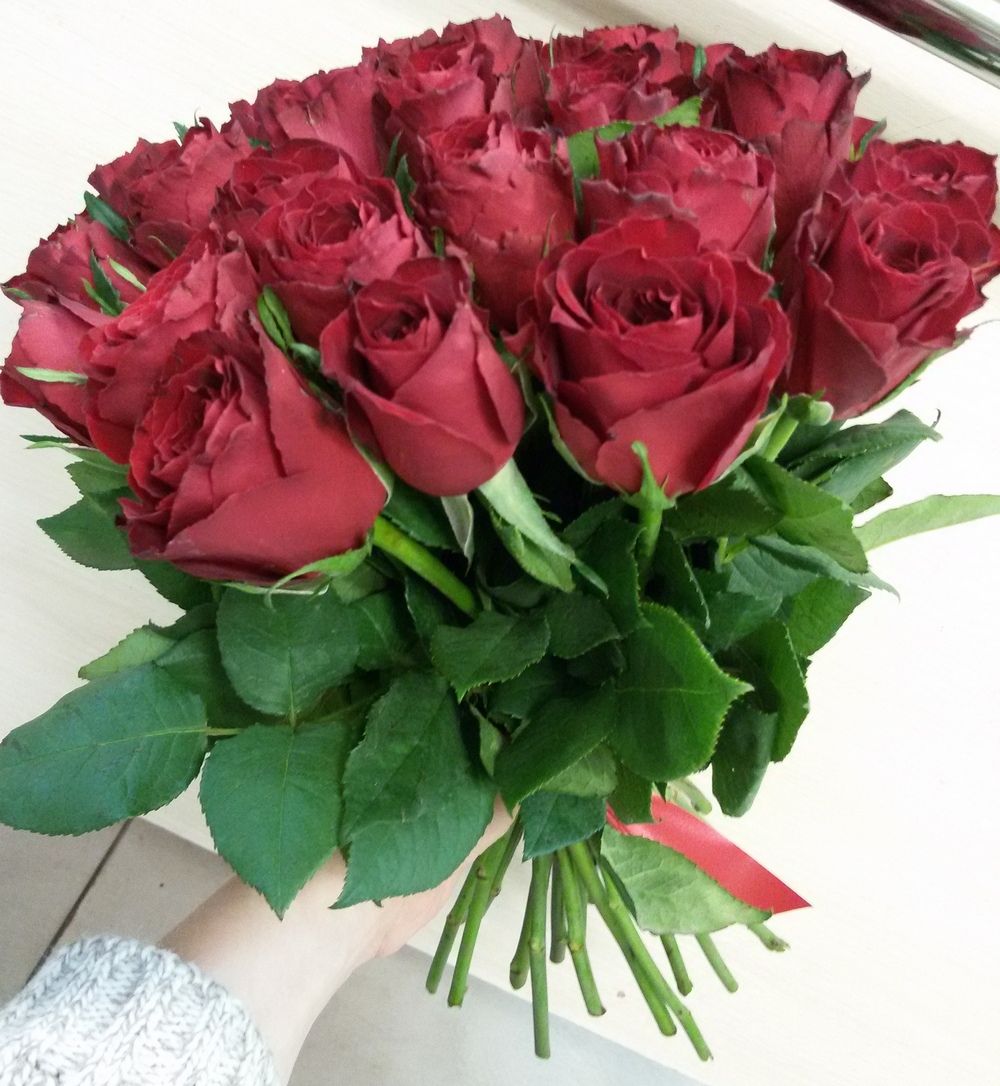 букет из 25 красных роз, кенийские розы