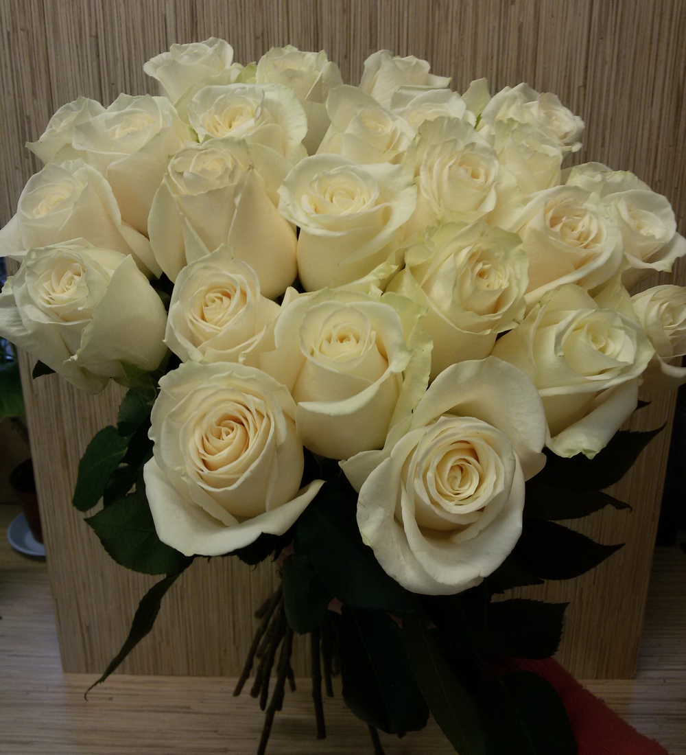 25 белых роз Аваланш